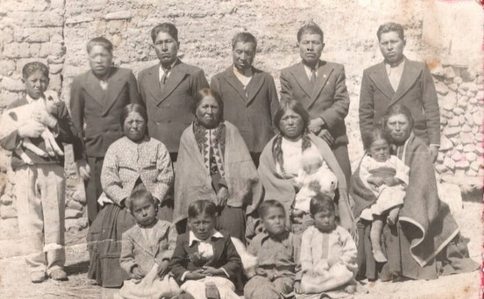 Familiares de Evaristo Corimayhua Carcasi, héroe civil de la rebelión de Huancho Lima. Foto de Roberto Arapa Corimayhua.