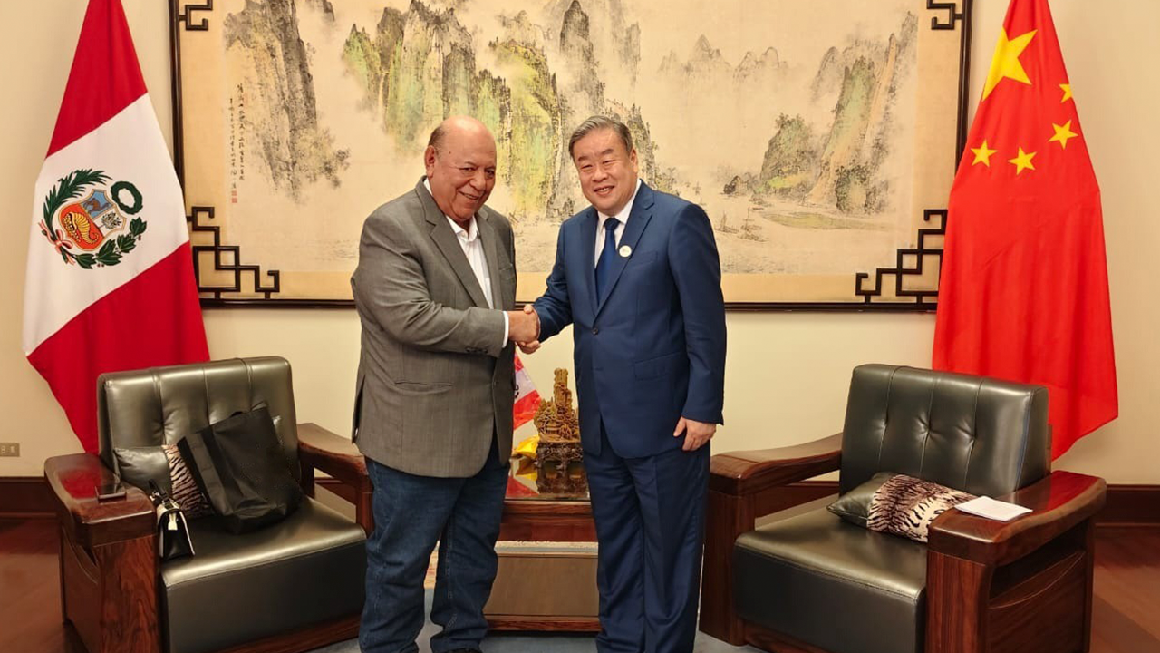 Tacna busca inversiones chinas para Puerto Grau, educación digital y energía solar