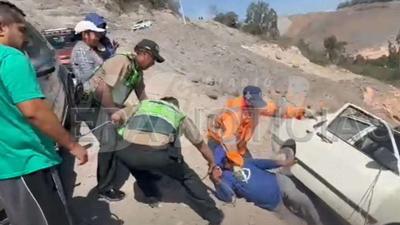 Vehículo cae a barranco en la bajada Añashuayco y deja dos personas heridas