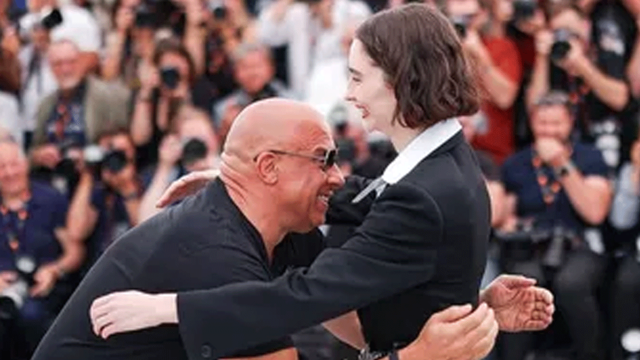 Vin Diesel se quebró en Cannes al abrazar a la hija de Paul Walker por los 25 años de “Rápidos y Furiosos”