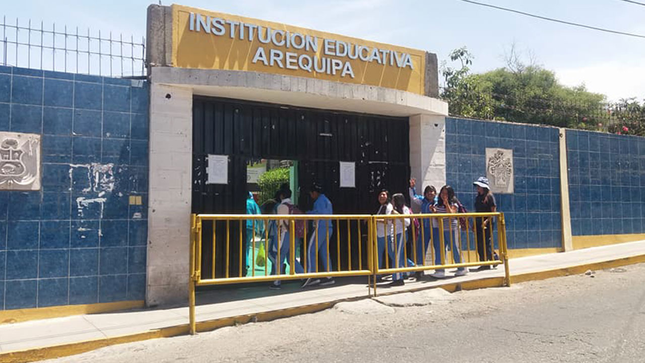 Población estudiantil del colegio de señoritas Arequipa se redujo de 1000 a 650 estudiantes