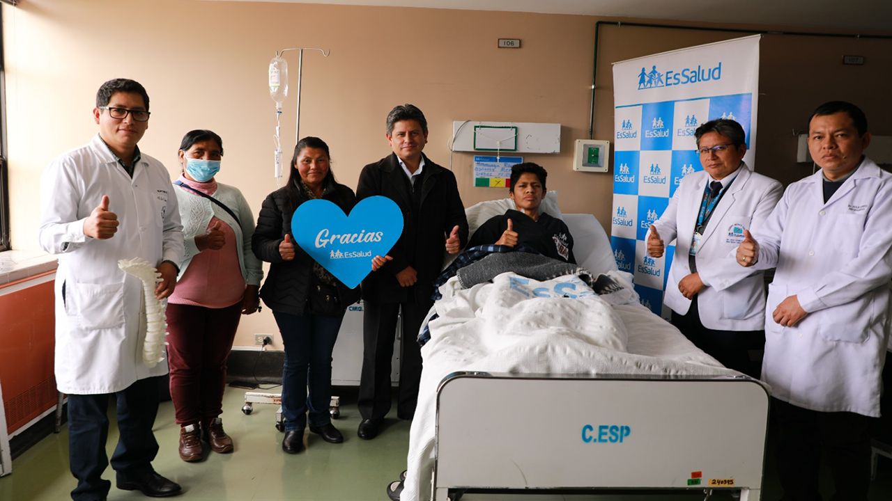 Hospital de Essalud Cusco realiza histórica cirugía de columna a adolescente con cifosis severa