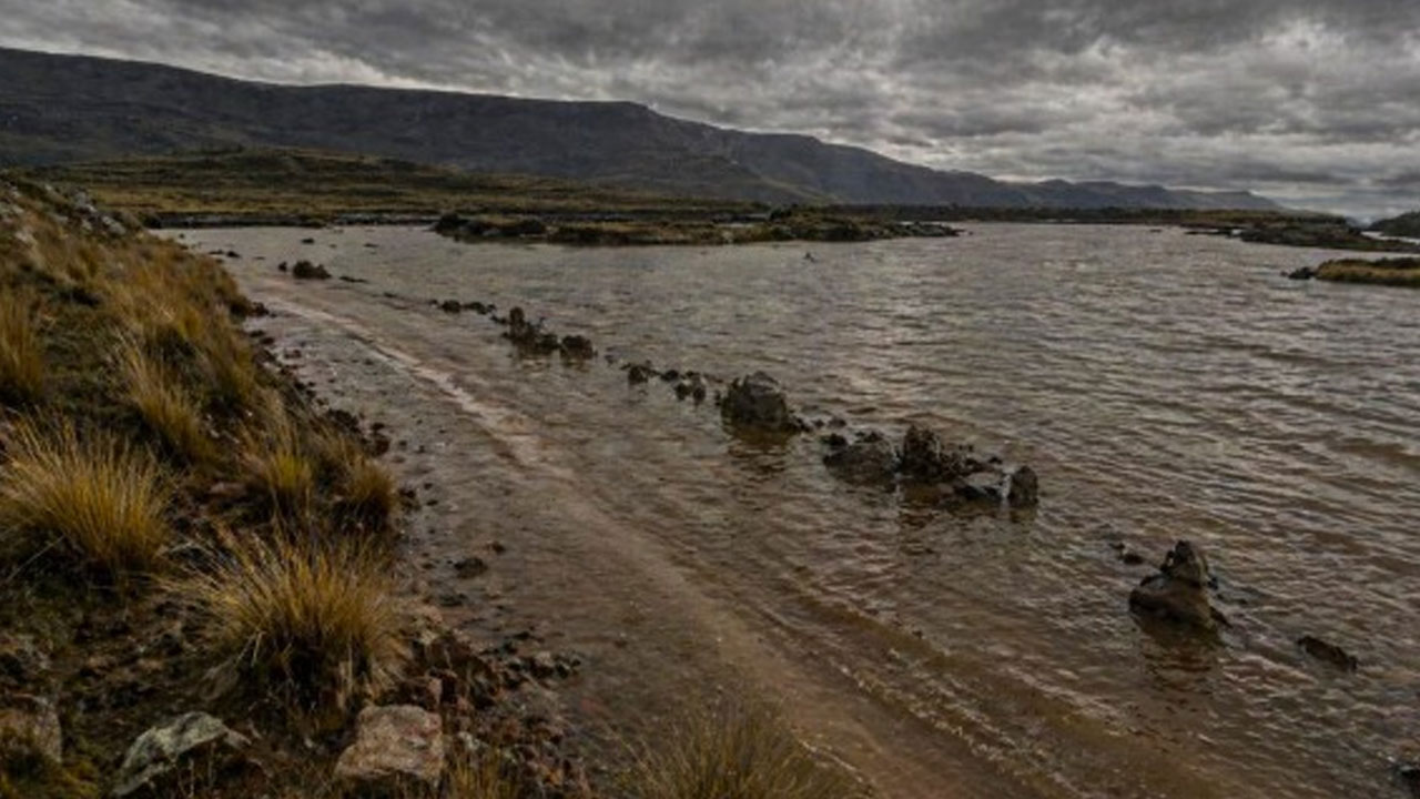 Lluvias inundan vía y cortan acceso en Tuti